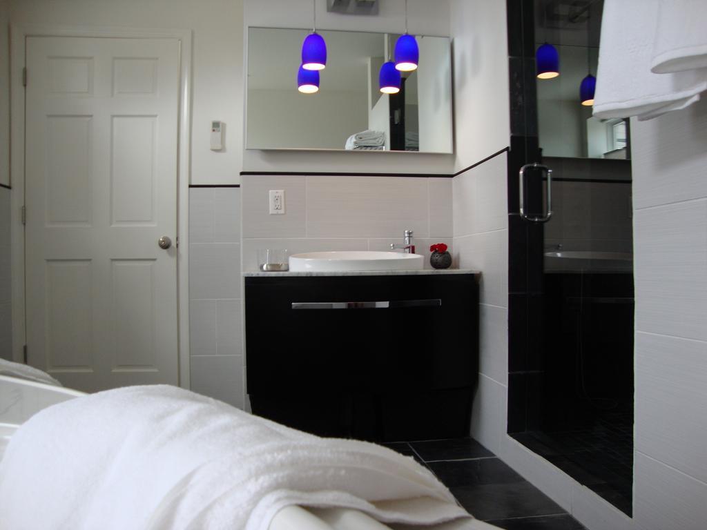 Blancnoir Bed & Breakfast Baltimore Room photo